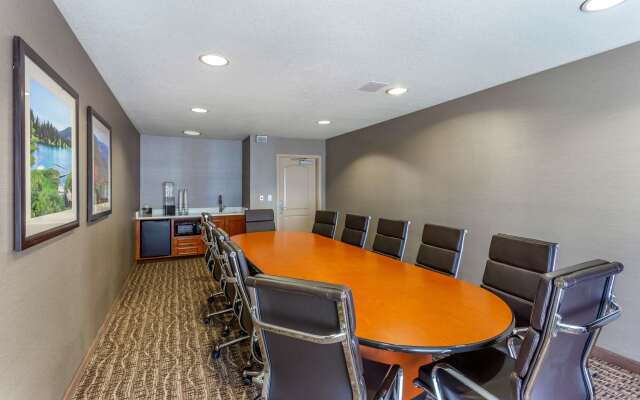 Comfort Inn & Suites Logan Near University