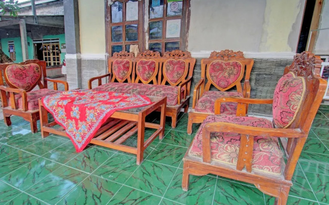SPOT ON 92882 Penginapan 3 Bersaudara Near Pasar Sengkol