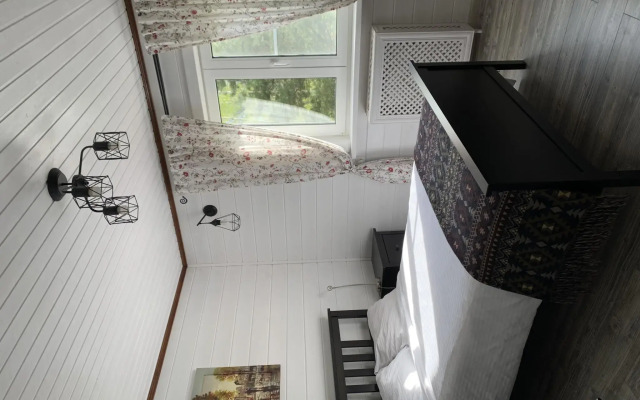 Дом у пруда