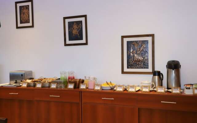 Capac Hotel II