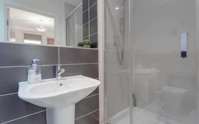 Modern 3 Bedroom Duplex Apartment in Stepney