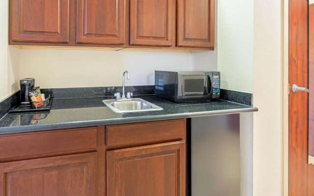 La Quinta Inn & Suites by Wyndham Midwest City - Tinker AFB