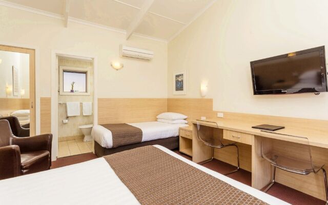 The Club Motel and Apartments