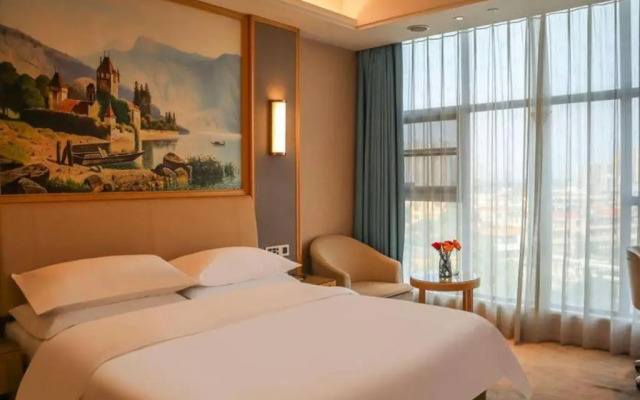 Vienna Hotel (Zhaoqing East Railway Station Dinghushan Scenic Area)