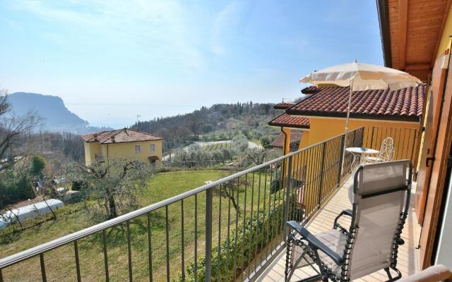 Blue Apartment in Marciaga di Costermano