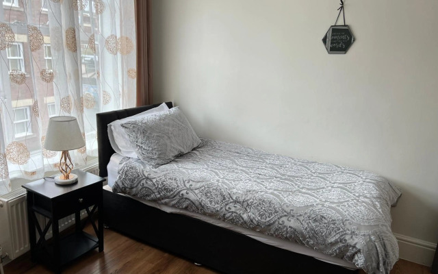 Beautiful 2b Apt in the Heart of Glastonbury.