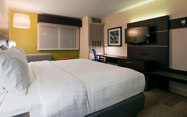Holiday Inn Express & Suites Burlington by IHG