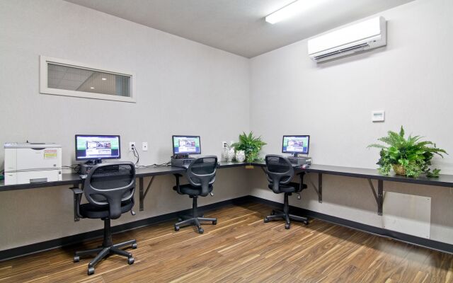 Home Inn and Suites Regina Airport
