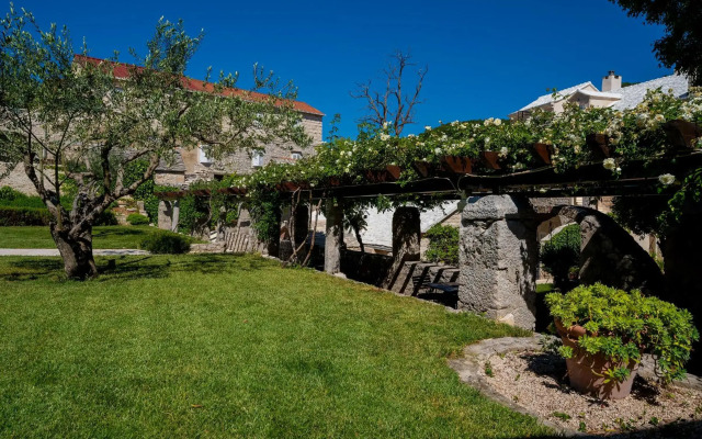 Puteus Palace Brac
