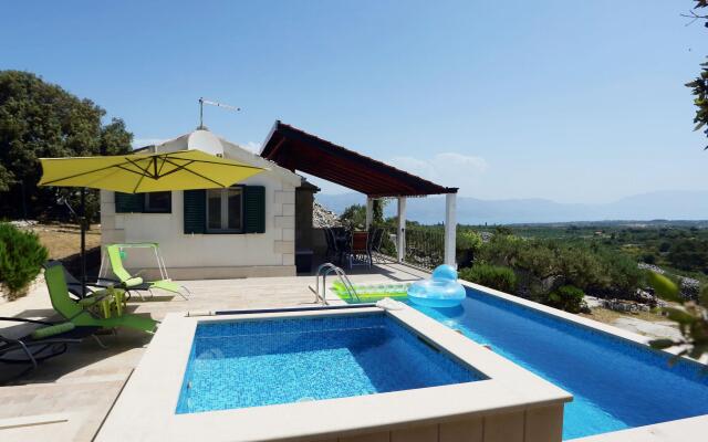 Modern Villa in Škrip with Swimming Pool
