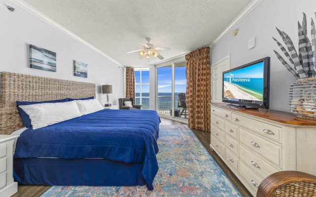 Palacio Condos by Hosteeva