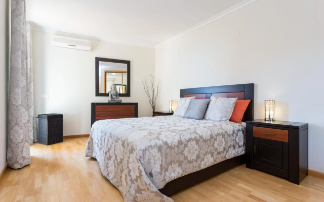 2 bedroom Sea View apartment, private parking