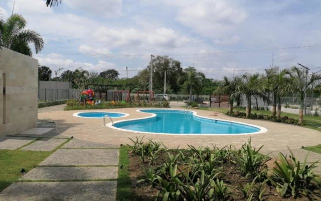 Confortable apartamento de 3 tres habitaciones, con hermosa vista de area verde, ademas de piscinas y juegos infantiles en area recreativa