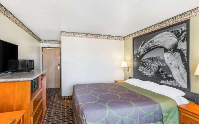 Super 8 by Wyndham Grants Pass