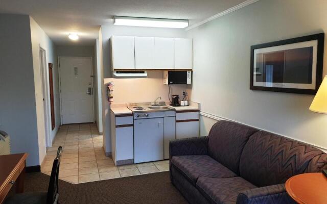Riverland Inn & Suites
