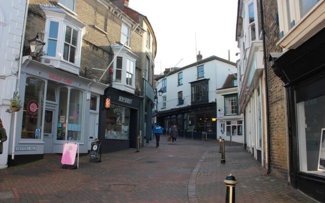 The Nautilus Cowes IOW Sleeps 4 & Private Garden