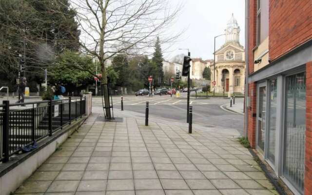 2 Bedroom Apartment With Private Parking in Bristol