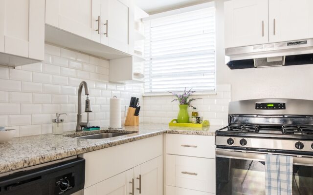 SoHo 2 BR with Parking and WiFi by Frontdesk