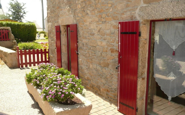 Stone House in Lilia Near Ile Vierge Lighthouse