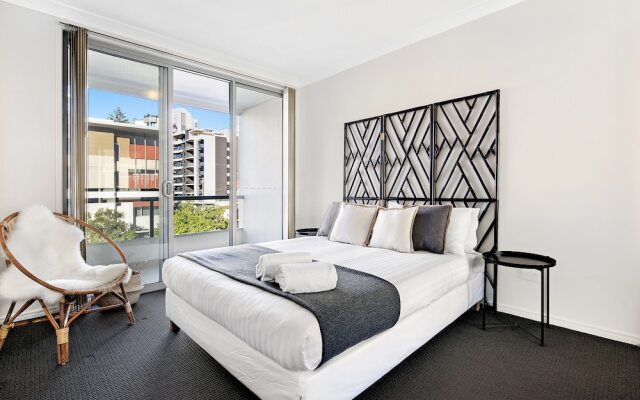 Broabdeach Sleek & Stylish Living