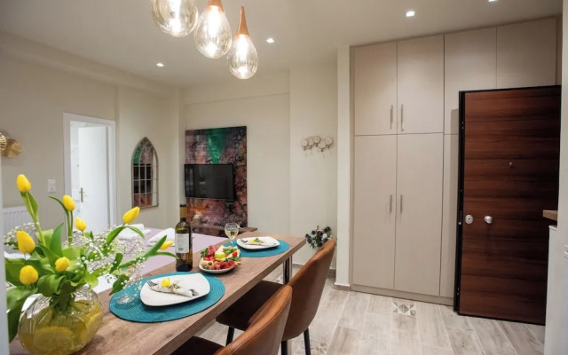 Romantic Studio under Acropolis
