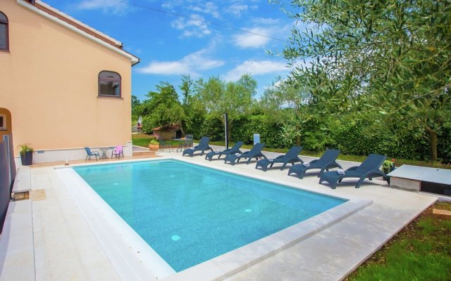 Apartment With Private Pool In A Quiet Area For 6 8 People
