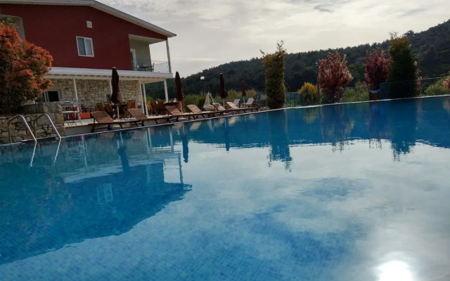 Otel Naturla Göl Evi