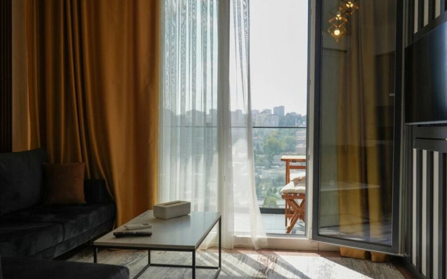 Lovely 1+1 Apartment w/Terrace near MaIl of IST