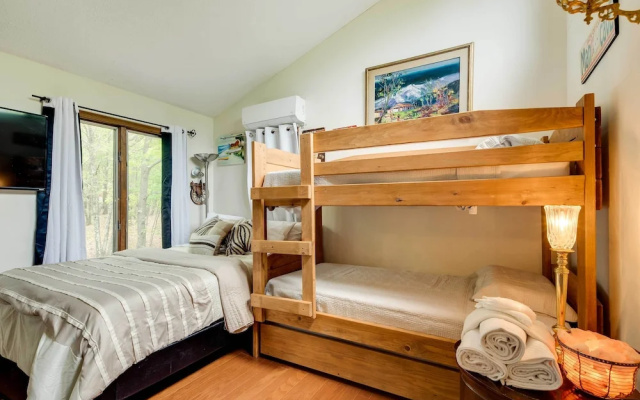 Albrightsville Family Hideaway w/ Private Hot Tub!