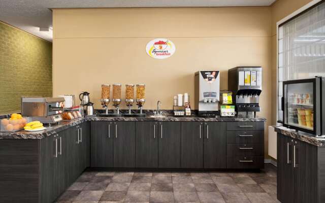 Super 8 by Wyndham Hearst ON