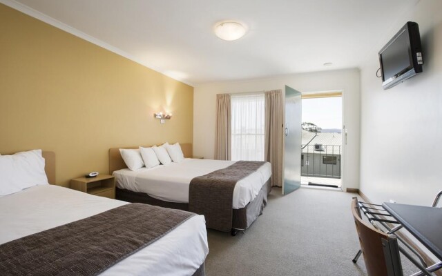 Nightcap at Riverside Hotel