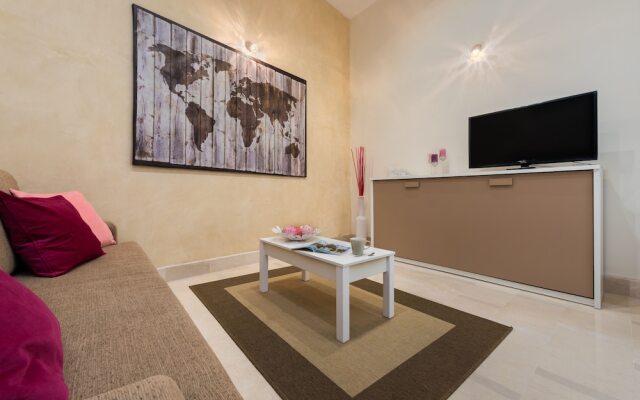 Quiet 1 BD Apartment With Unbeatable Location!!. Sierpes II