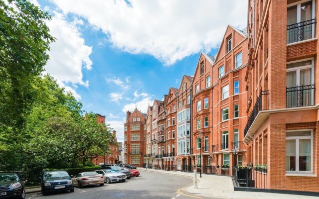 Luxury 3BR Home in Knightsbridge W/sauna, 6 Guests