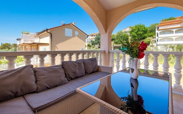 Beautiful Apartment in Lopar With 3 Bedrooms and Wifi