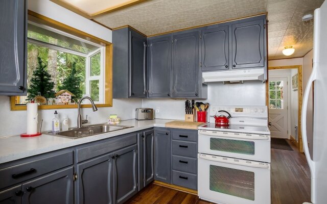 Chiwawa River Chalet 3 Bedroom Home by NW Comfy Cabins by RedAwning