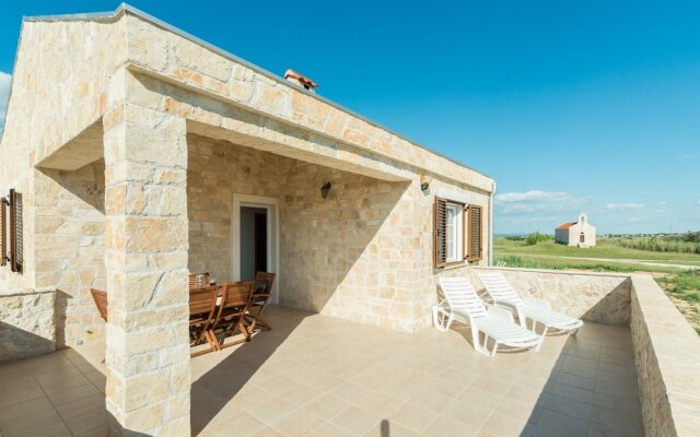 Beautiful Villa in Privlaka With Heated Swimming Pool