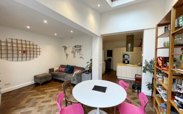 Colourful 3BD Home With Garden in Southville