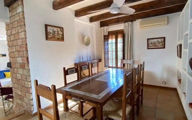 Spacious Holiday Home With Private Garden