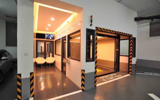 Quiet with Terrasse in City Center by FeelHome