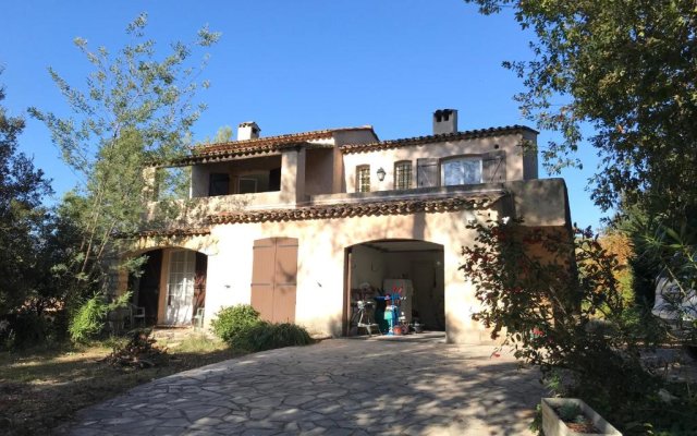 06D - Appartement spacieux avec terrasses, jardin et piscine