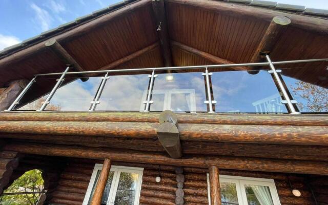 Woodpecker Log Cabin with hot tub, pizza oven bbq entertainment area, lakeside with private fishing peg situated at Tattershall Lakes