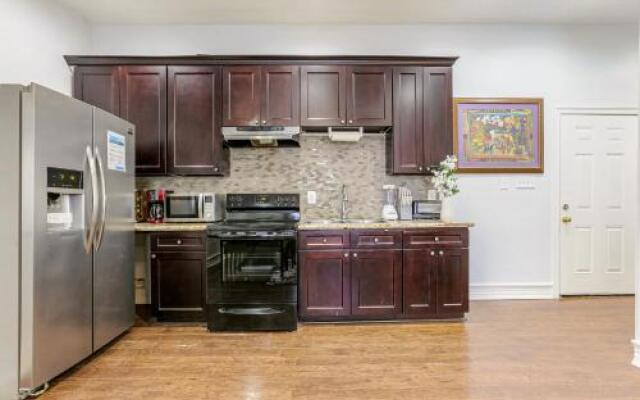 Elegant 4BR Condo in Downtown