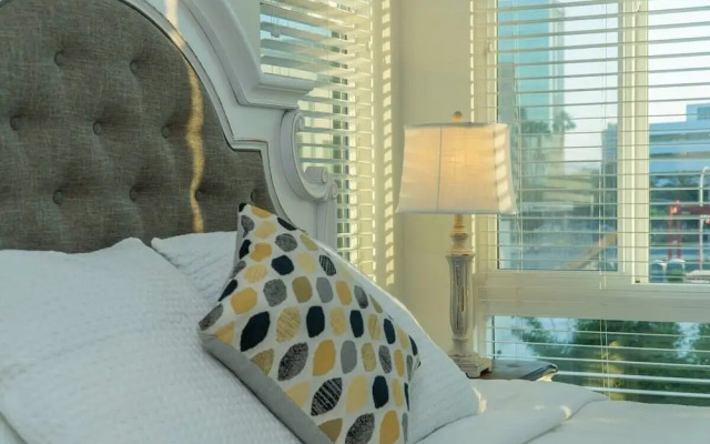 Master Bedroom With King Bed Central Location