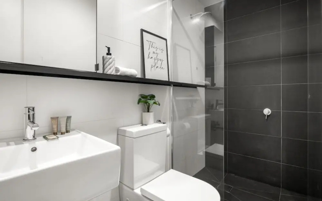 Bright 1-bed Apartment Near Beach and Cafes – Bathroom – Melbourne