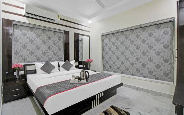 OYO Townhouse 1128 Hotel Royal Palm Inn