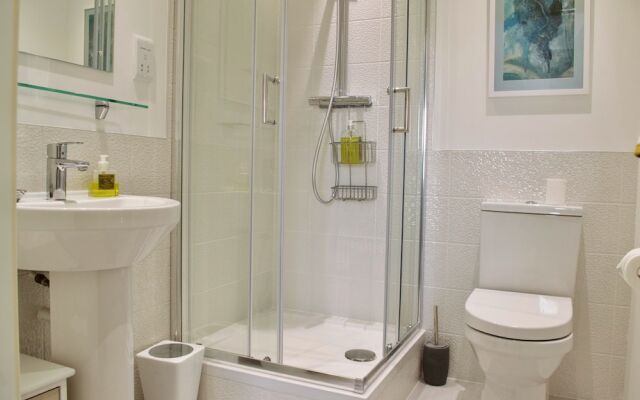 Central 2 Bedroom Apartment With Free Parking