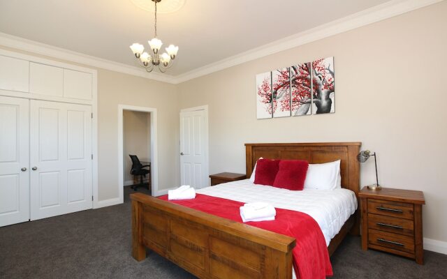Luxury 3Brm Mannor in Temple View