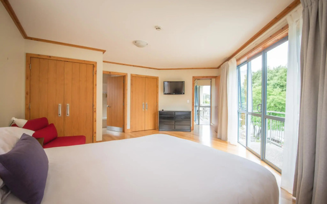 Coronation Lodge