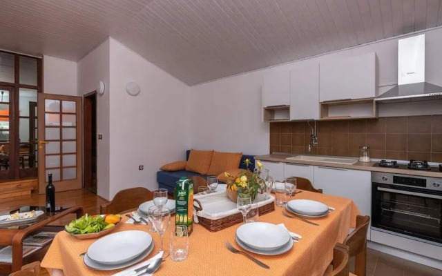 Bruno - Spacious Yard - A1