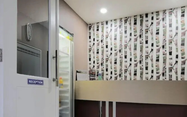 RedDoorz Syariah near Graha Pena